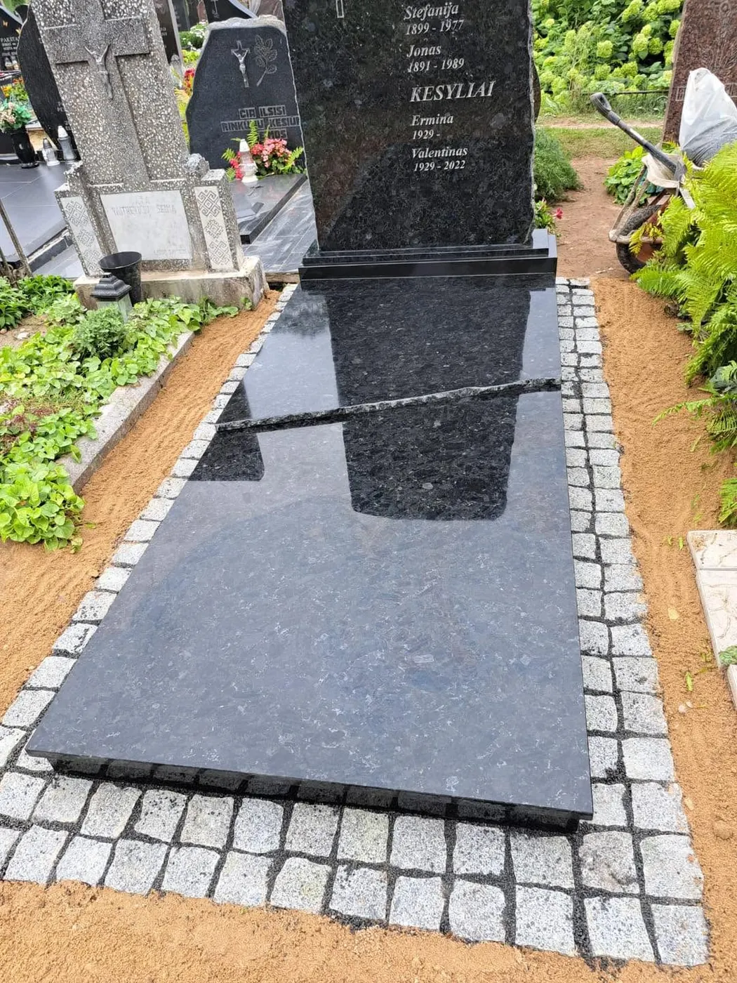 Juodo granito antkapis su paminklu