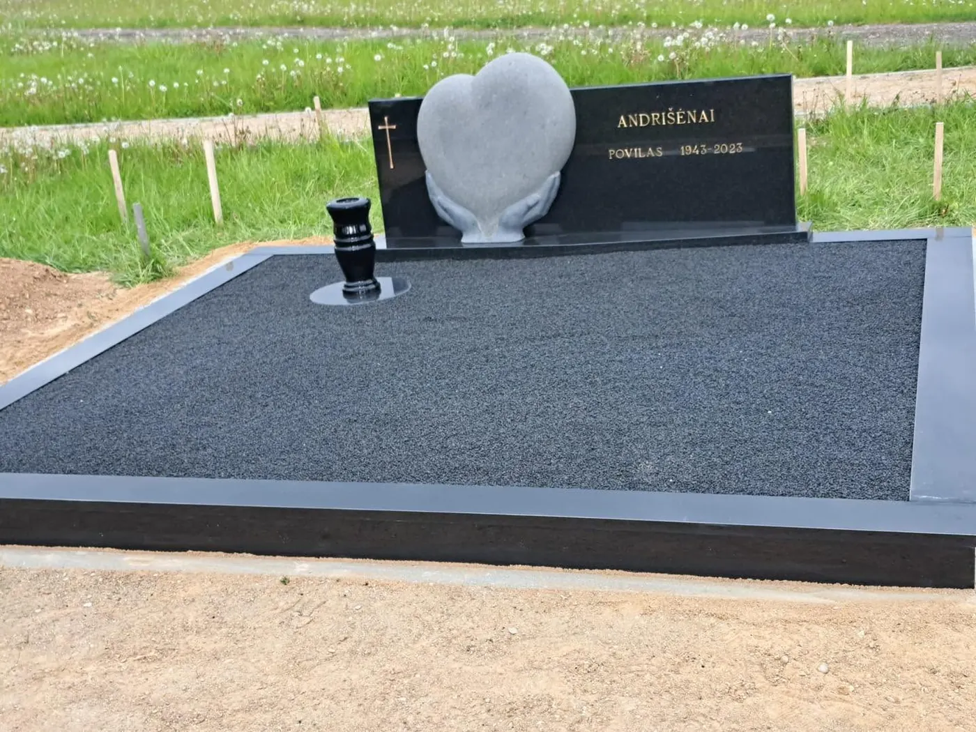 Juodo granito antkapis su širdimi
